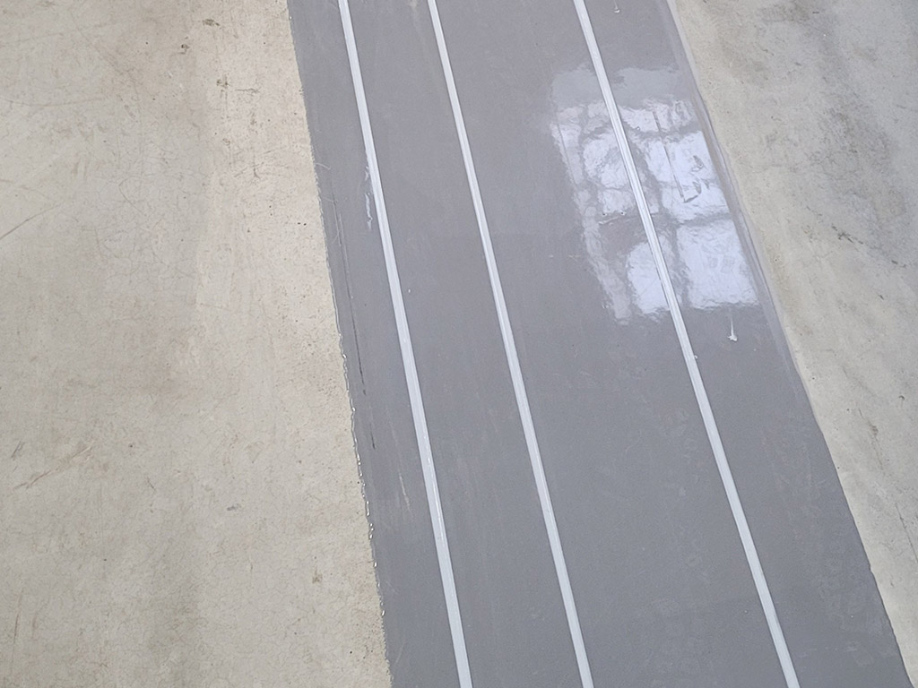 Naprawa posadzki przemysłowej - wypełnienie dylatacji