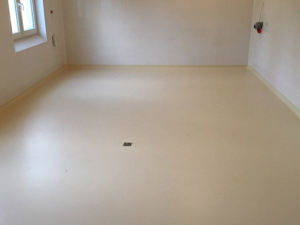 Posadzka żywiczna w pomieszczeniu gospodarczym z uwzględnieniem skosów i spływu